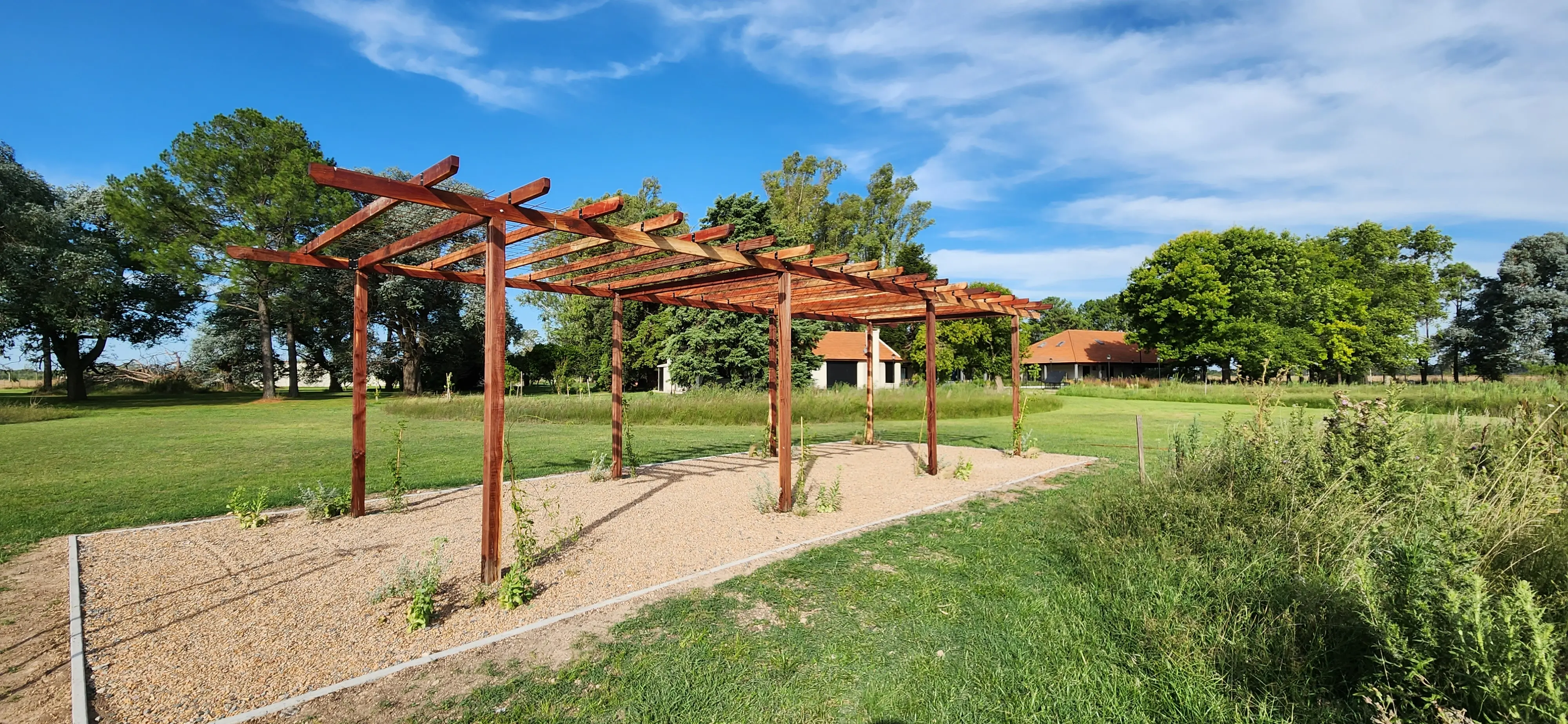 Casa Coal Los Cardales Pergola de quebracho 2025
